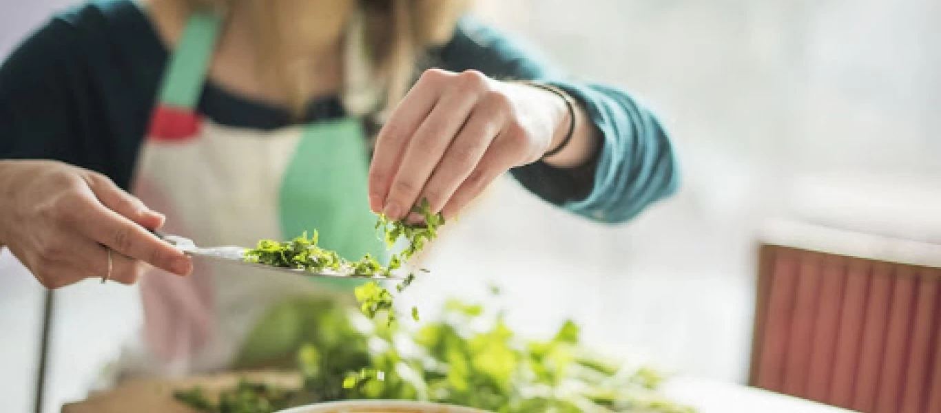 Τα λάθη που κάνουμε όλοι στο μαγείρεμα και κάνουν το φαγητό μας... τοξικό